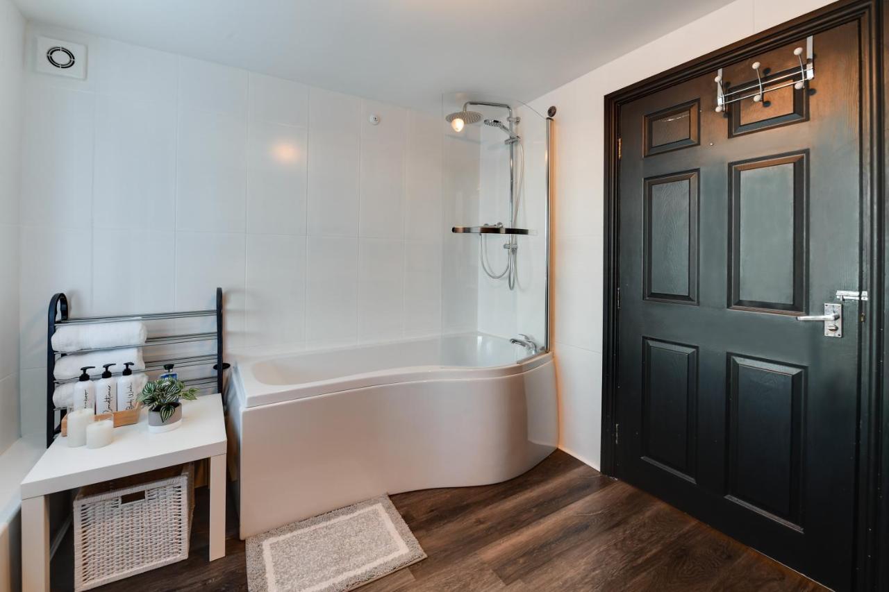 I 1 & 2 Bed Executive I Family I Private Balcony I Free Parking * Wigan