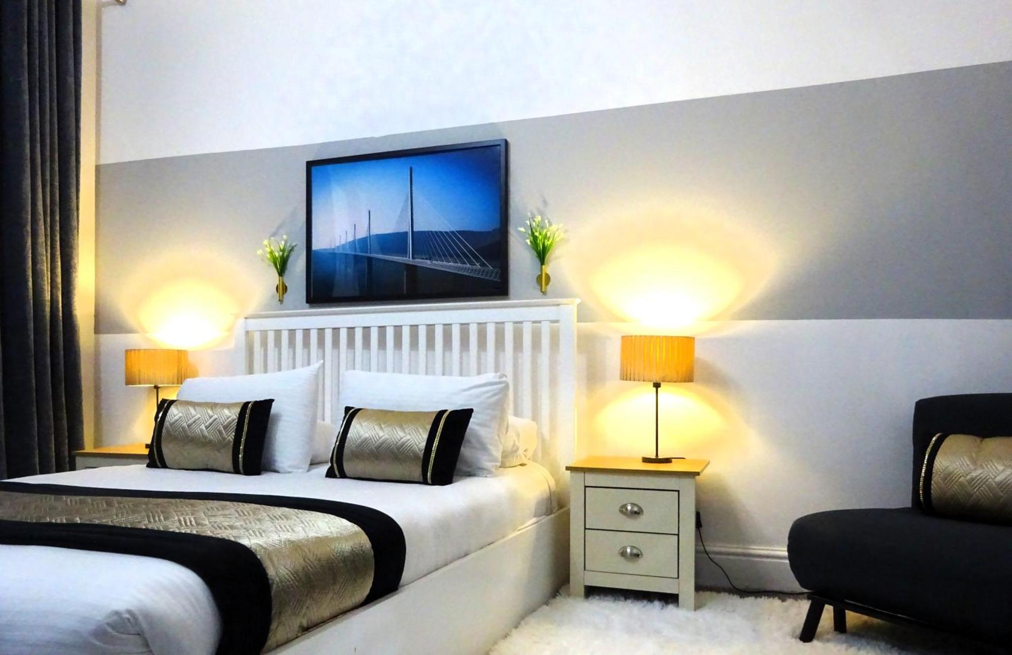 I 1 & 2 Bed Executive I Family I Private Balcony I Free Parking *