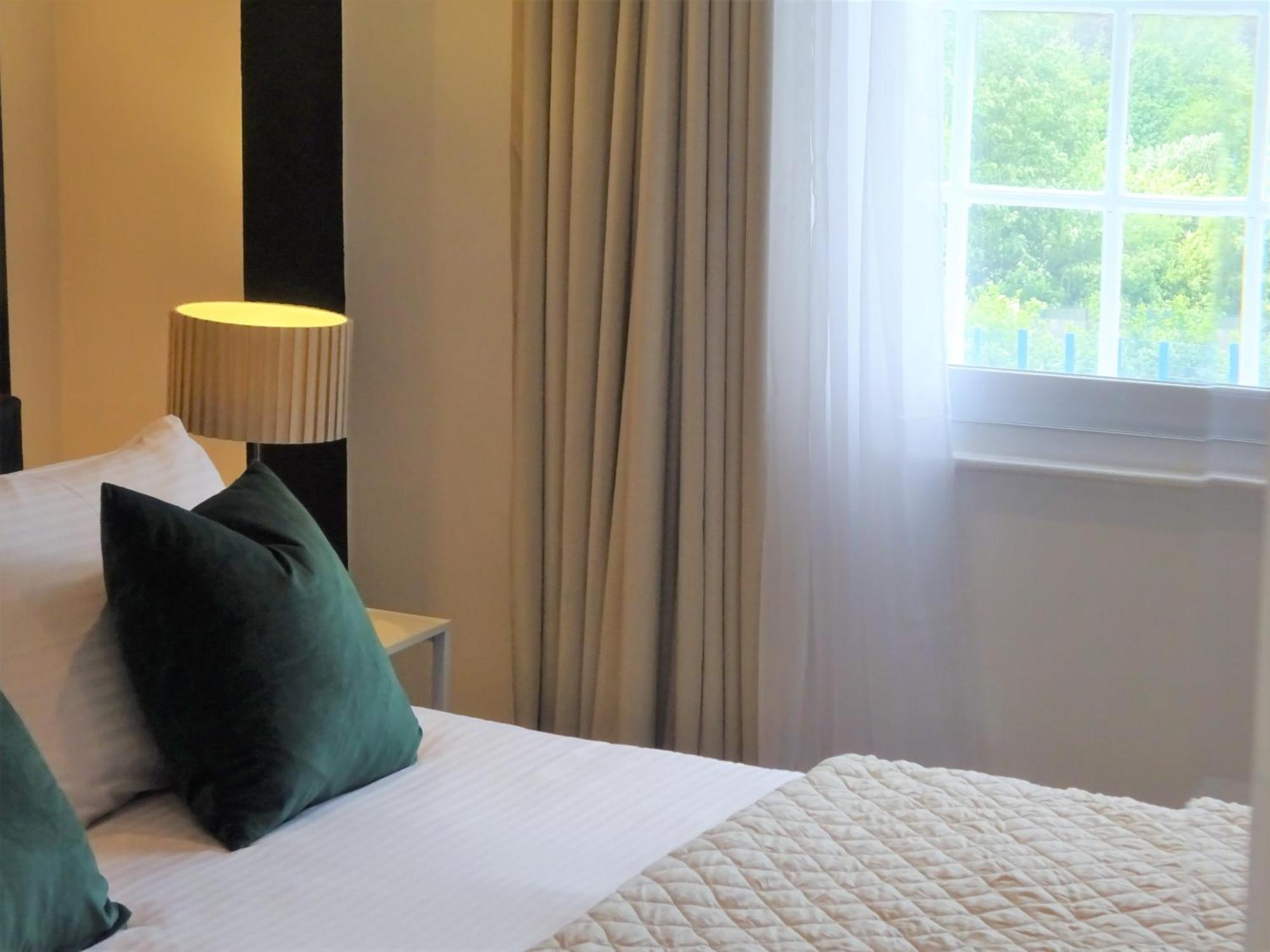 I 1 & 2 Bed Executive I Family I Private Balcony I Free Parking Wigan
